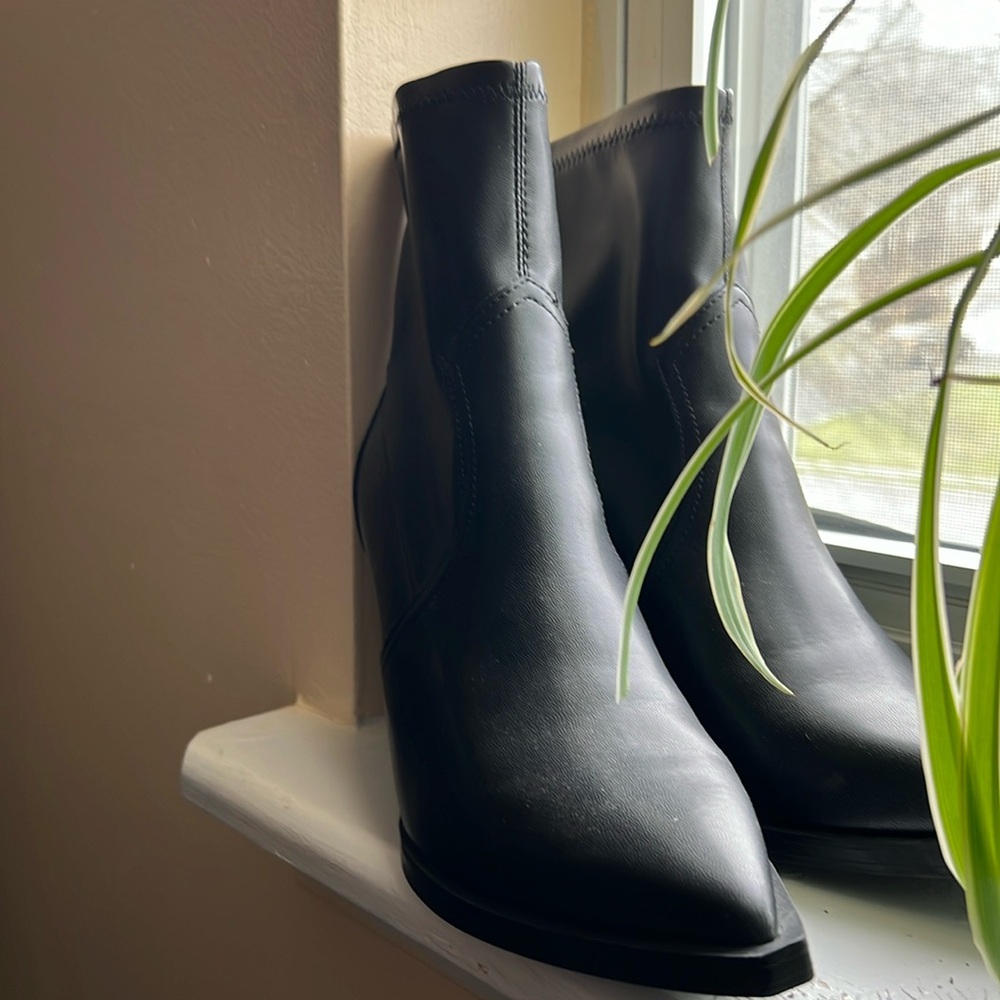 Heeled pointed toe boots